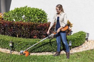 Husqvarna Weed Eater® 320iL (battery and charger included)