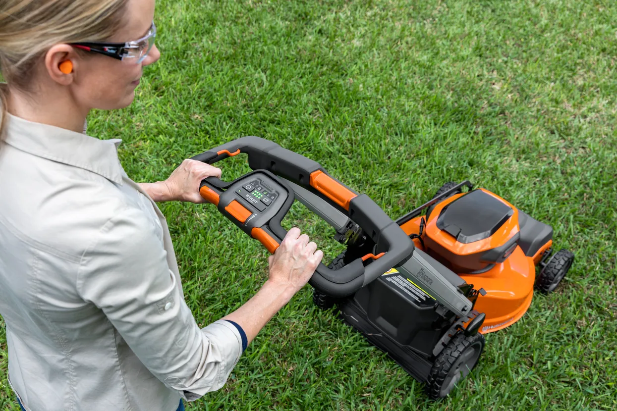 Husqvarna Lawn Xpert LE-322R (battery and charger included)